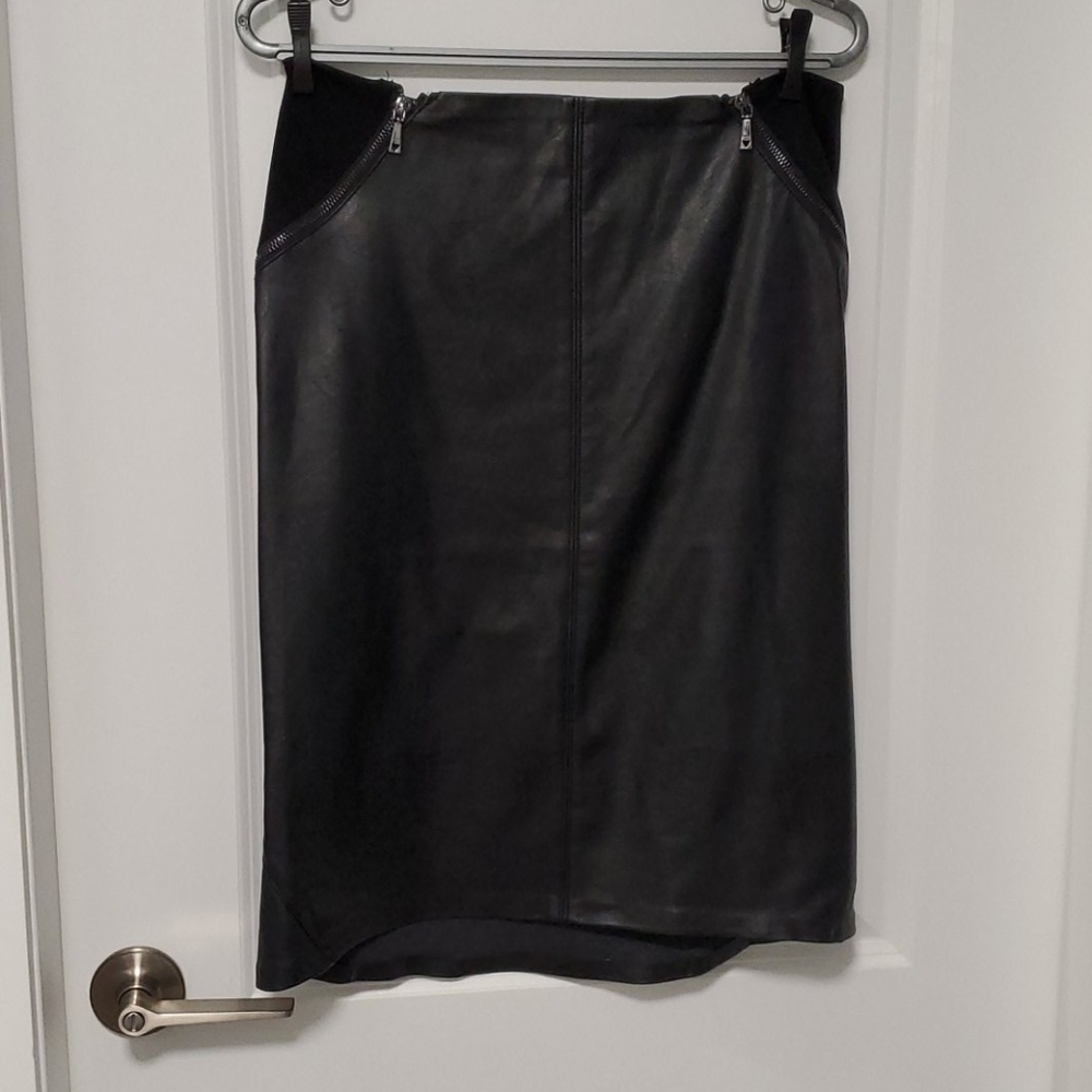 GUESS ♥️ Faux leather pencil skirt - size 8 SEXY!